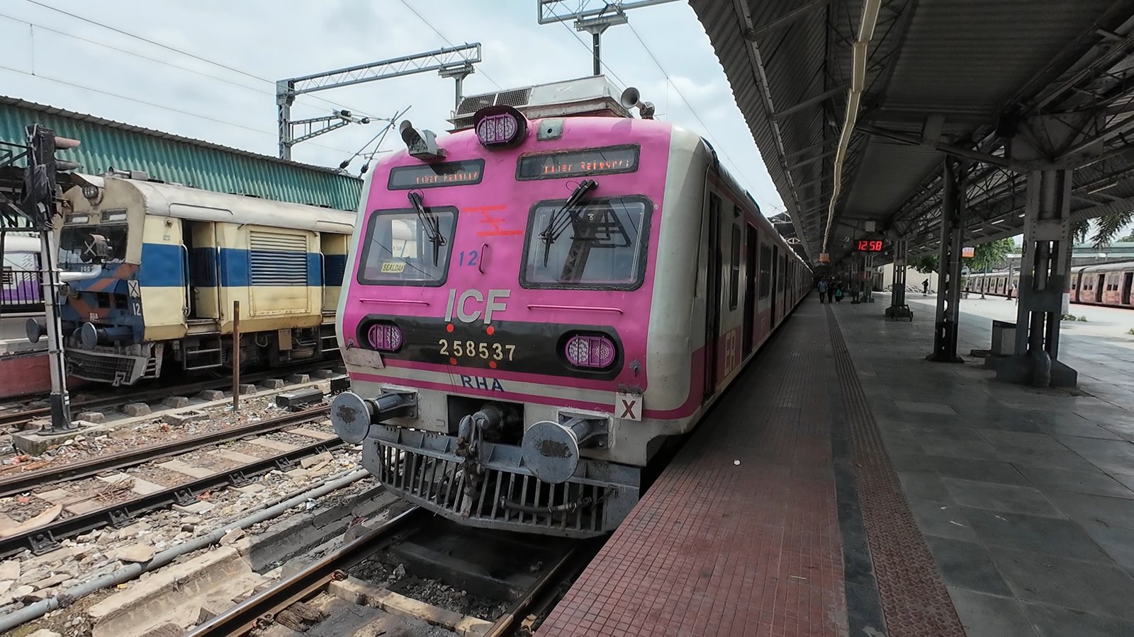 04033 Sabarmati - New Delhi Special Fare AC Special photo 1