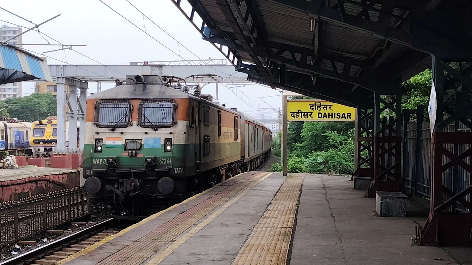 12909 Bandra Terminus - Hazrat Nizamuddin Garib Rath Express photo 2