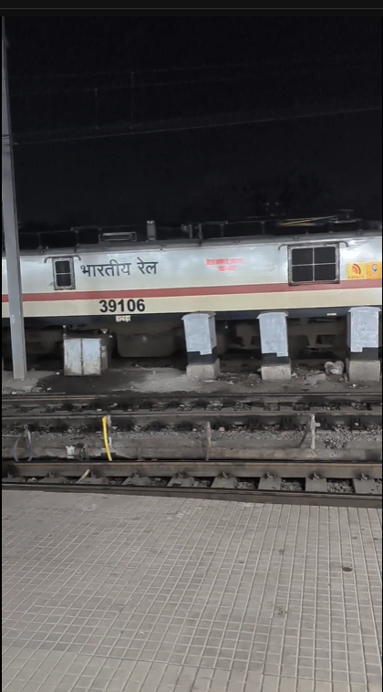 12305 Howrah - New Delhi Rajdhani Express (Via Patna) photo 11