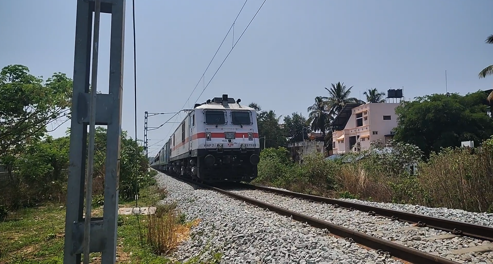22436 New Delhi - Varanasi Vande Bharat Express photo 2