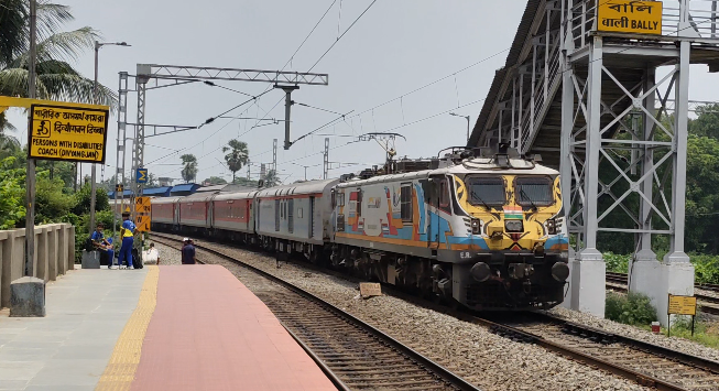 12305 Howrah - New Delhi Rajdhani Express (Via Patna) photo 1