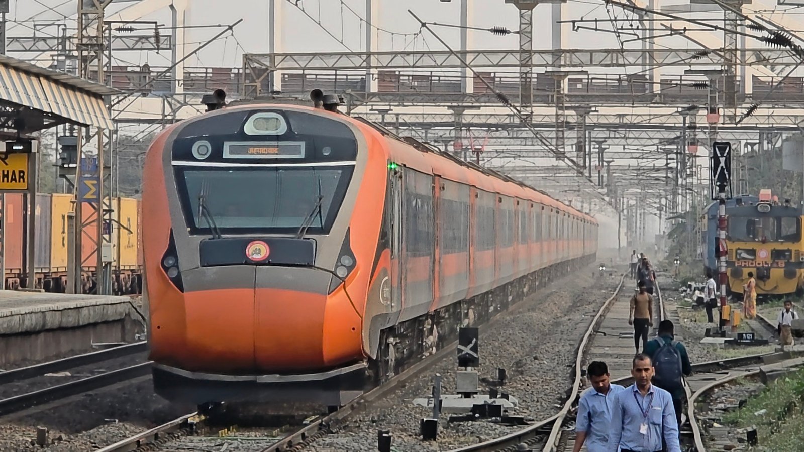 22961 Mumbai Central - Ahmedabad Vande Bharat Express photo 1