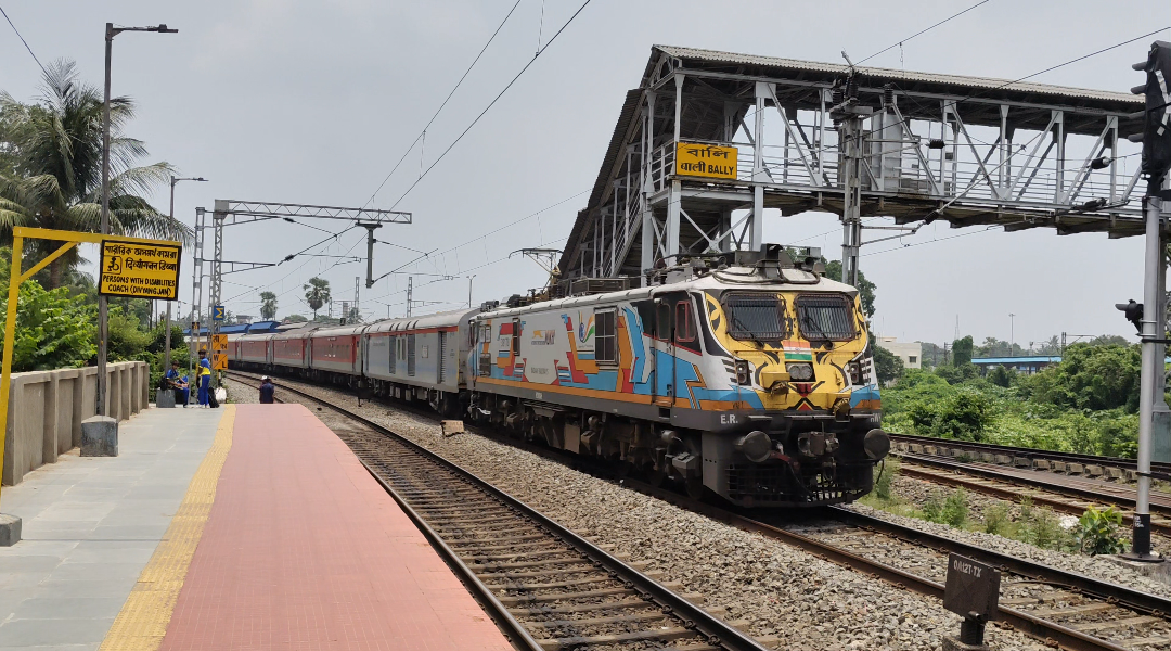 12305 Howrah - New Delhi Rajdhani Express (Via Patna) photo 2