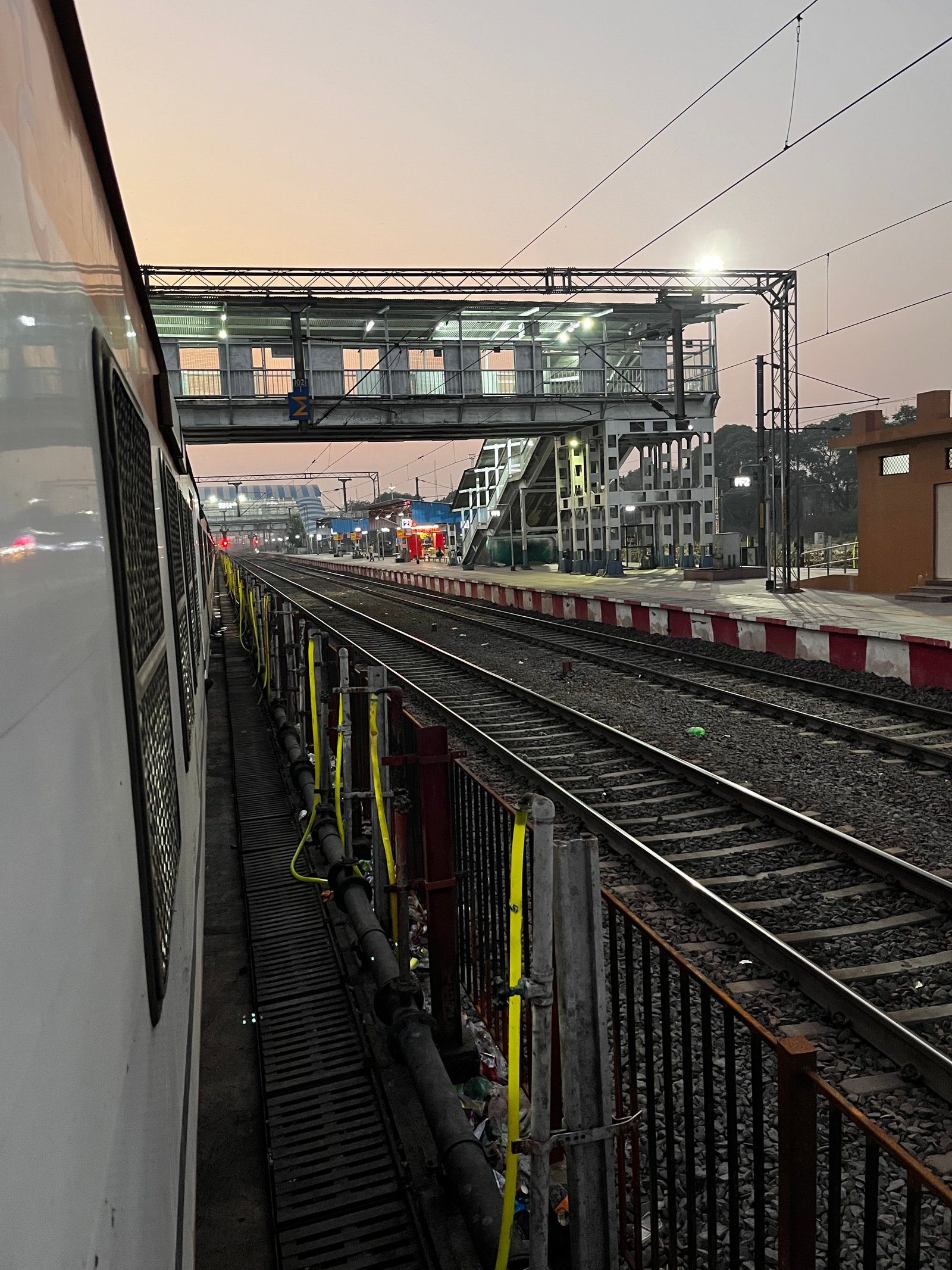 64629 Kanpur Central - Phaphund MEMU photo 1