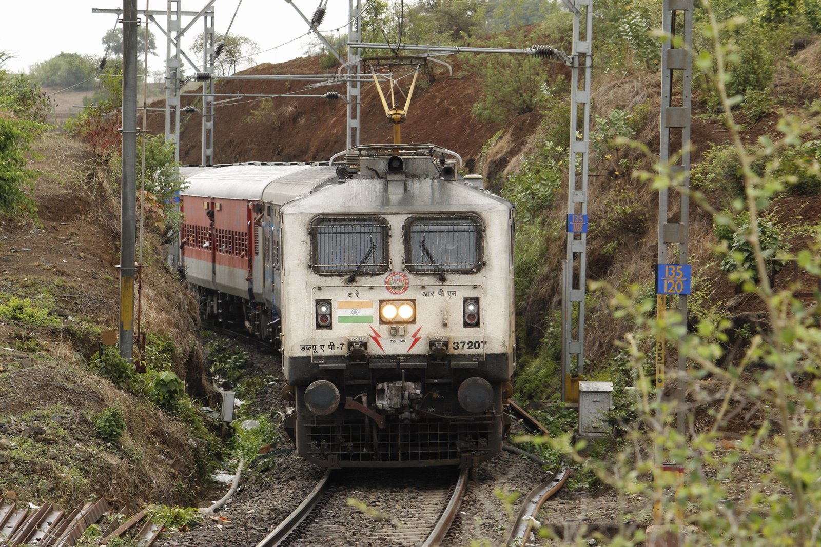 22435 Varanasi - New Delhi Vande Bharat Express photo 2
