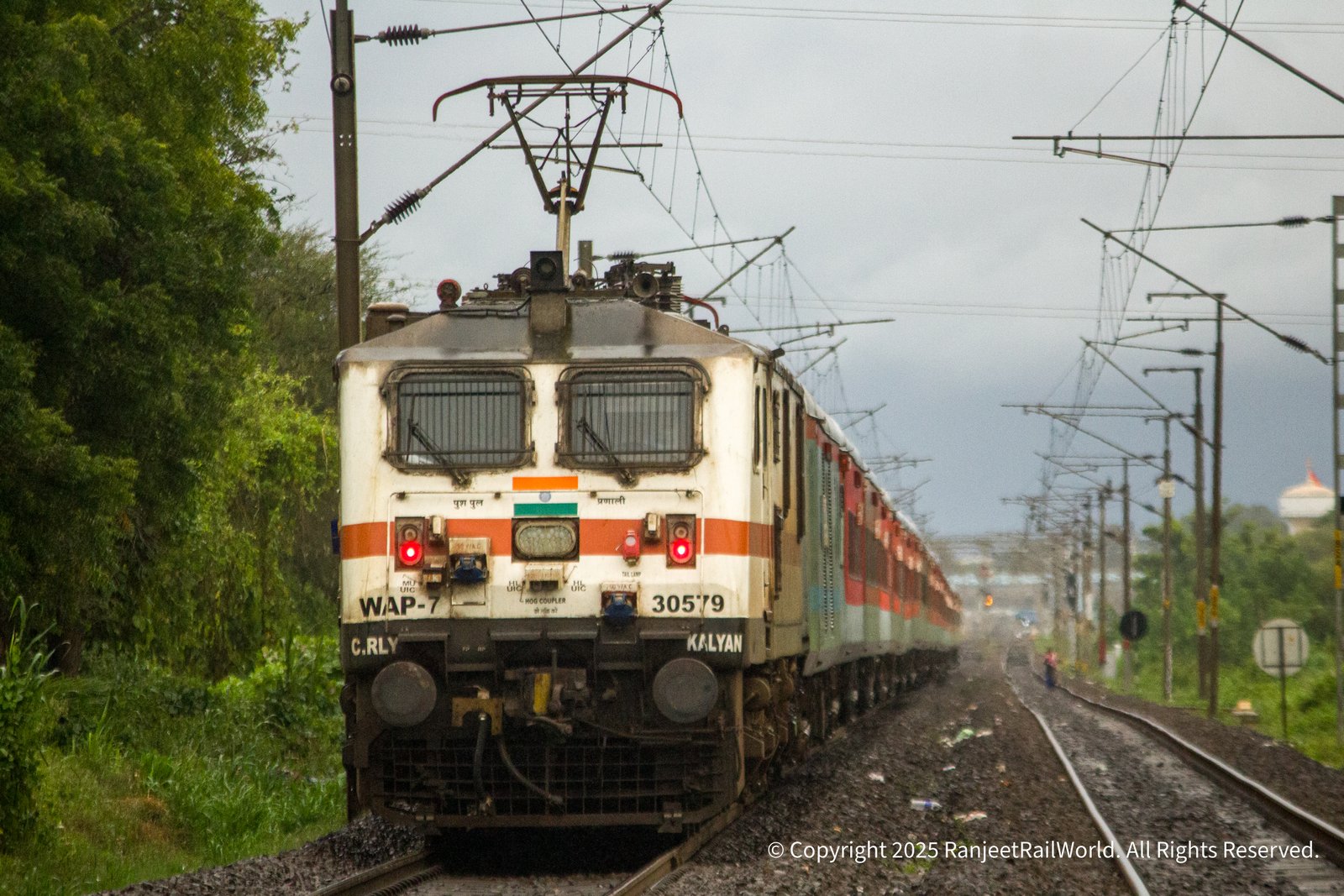 22222 Hazrat Nizamuddin - Mumbai CSMT Rajdhani Express photo 16