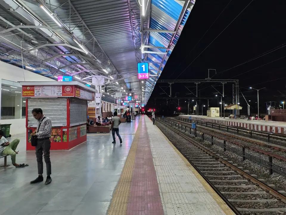 22481 Jodhpur - Delhi Sarai Rohilla SF Express train photo 2