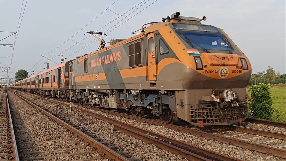 19021 Udhna - Brahmapur Amrit Bharat Express train photo 16