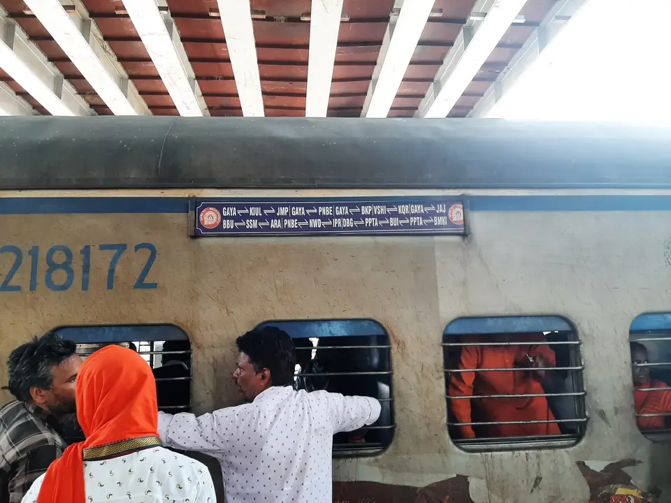 63333 Patliputra - Ballia MEMU train