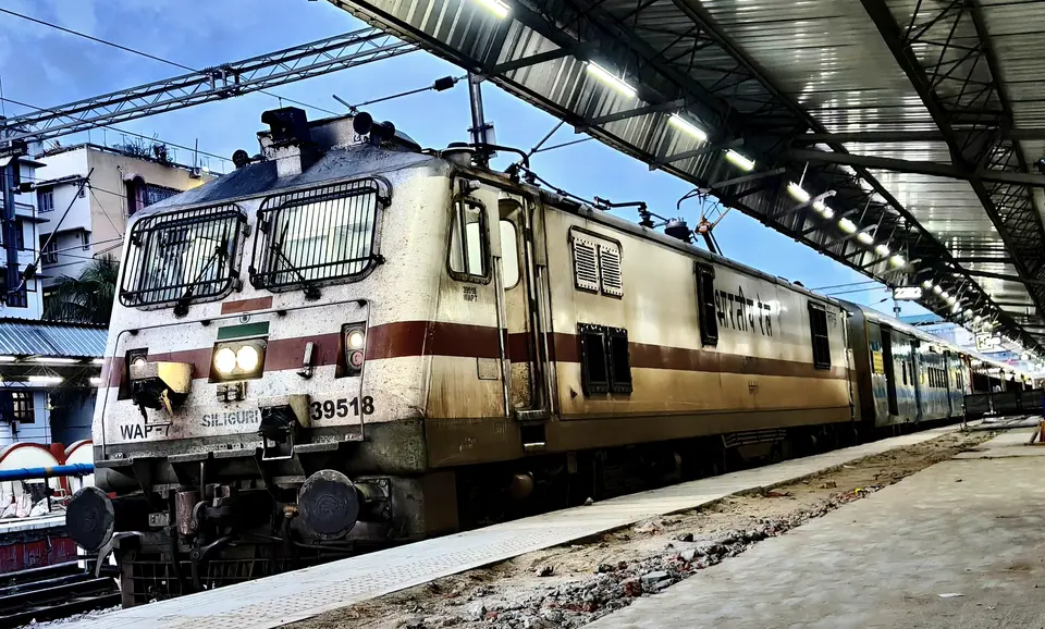 22511 Mumbai LTT - Kamakhya Karmabhoomi Express train photo 1