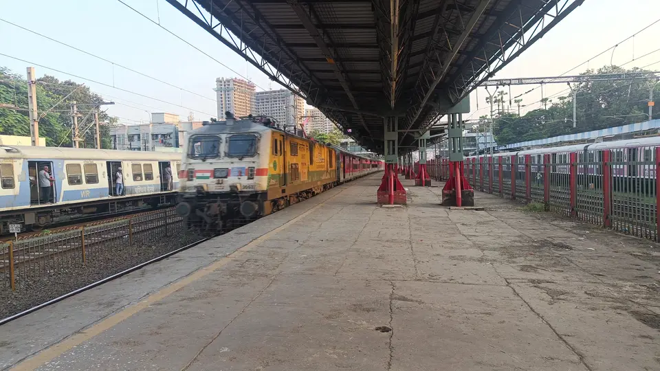 22989 Bandra Terminus - Mahuva SF Express train photo 3