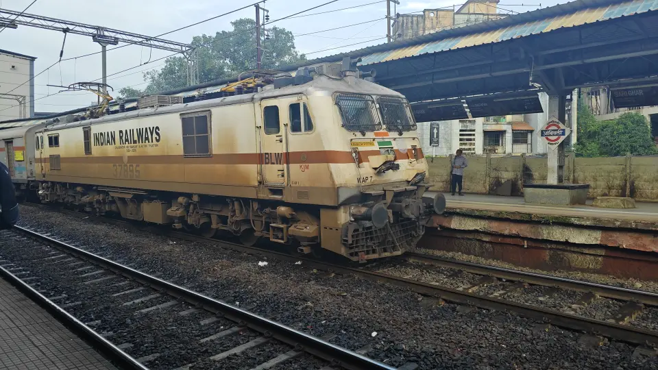 12165 Mumbai LTT - Gorakhpur SF Express (Via Prayagraj) train photo 1