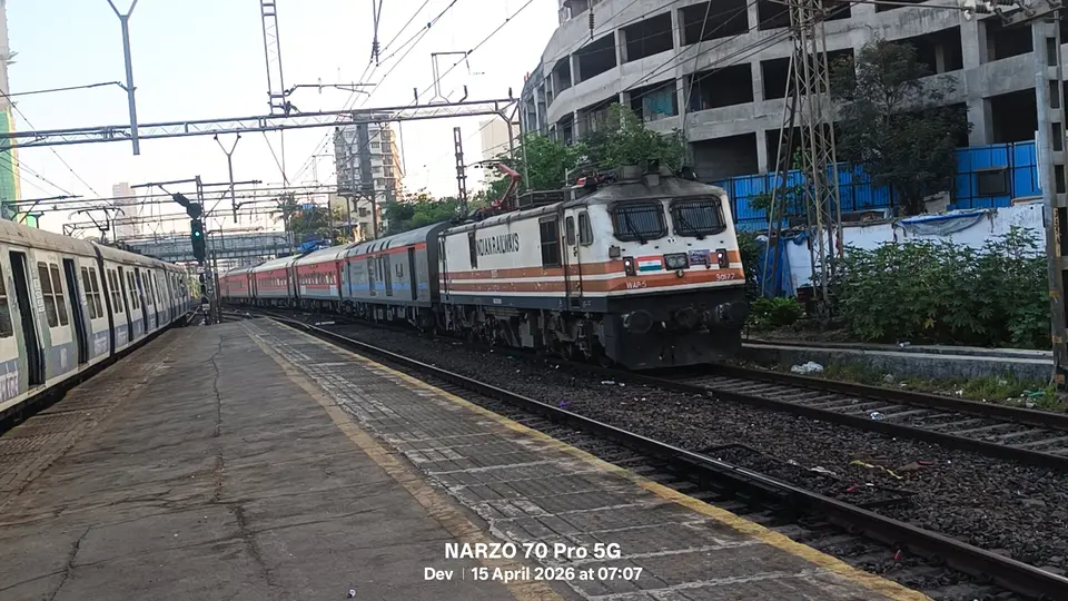 12216 Bandra Terminus - Delhi Sarai Rohilla Garib Rath Express train photo 3