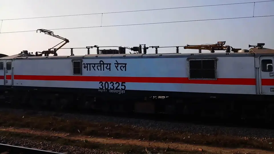 12757 Kaghaznagar SF Express train photo 1
