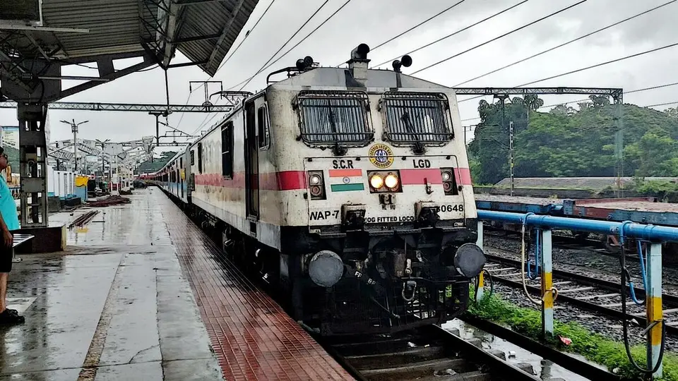 12795 Vijayawada - Lingampalli InterCity Express train photo 4