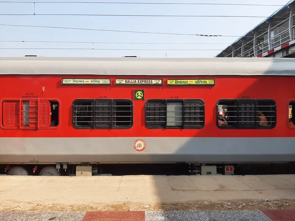 13105 Sealdah - Ballia Express train photo 6