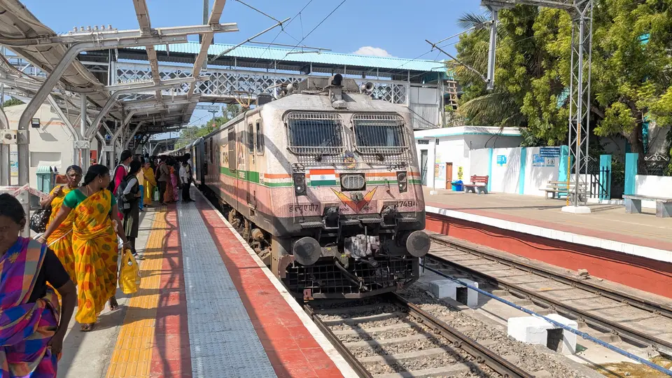 16339 Mumbai LTT - Nagercoil Express (via Katpadi) train photo 16