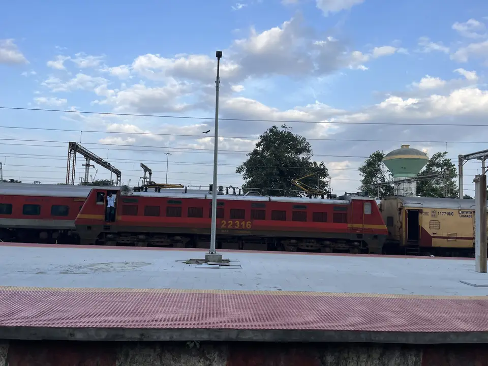 17655 Kakinada Port - Puducherry Circar Express train photo 1