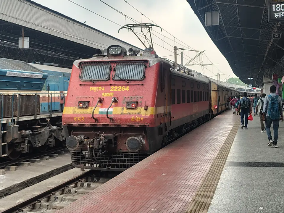 18003 Rani Shiromoni Express train photo 5
