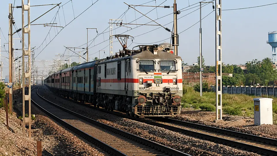 15734 Farakka Express (via Sultanpur) train photo 2
