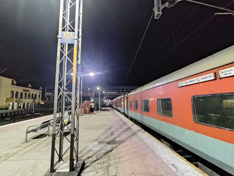22481 Jodhpur - Delhi Sarai Rohilla SF Express train photo 5