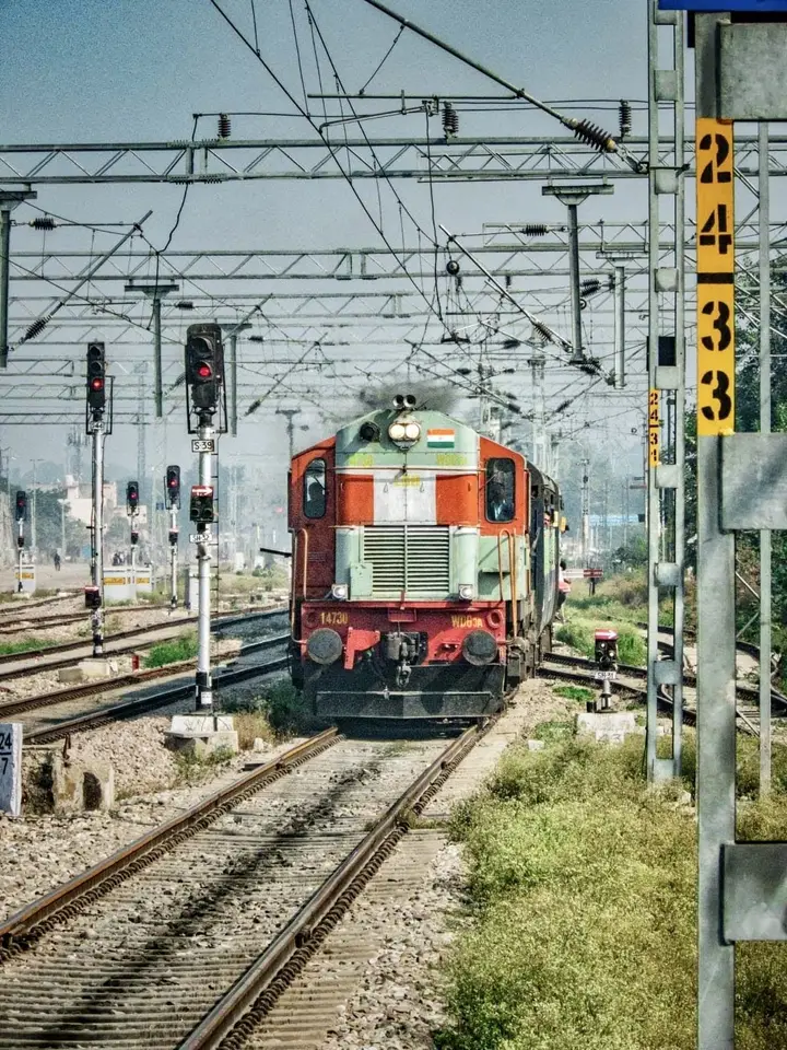 11057 Mumbai CSMT - Amritsar Express train photo 1