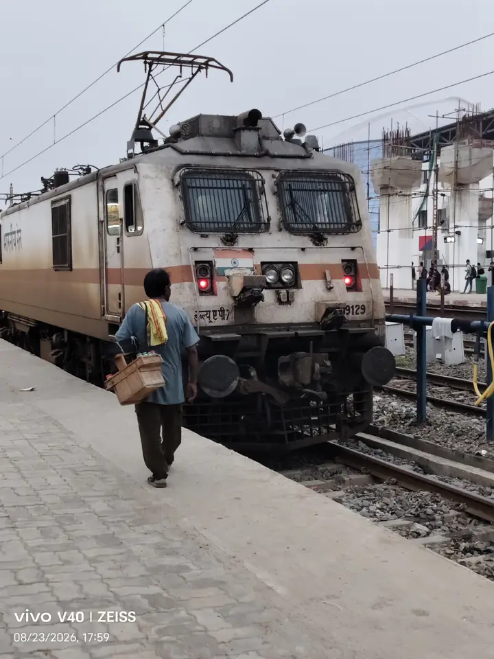 11057 Mumbai CSMT - Amritsar Express train photo 8