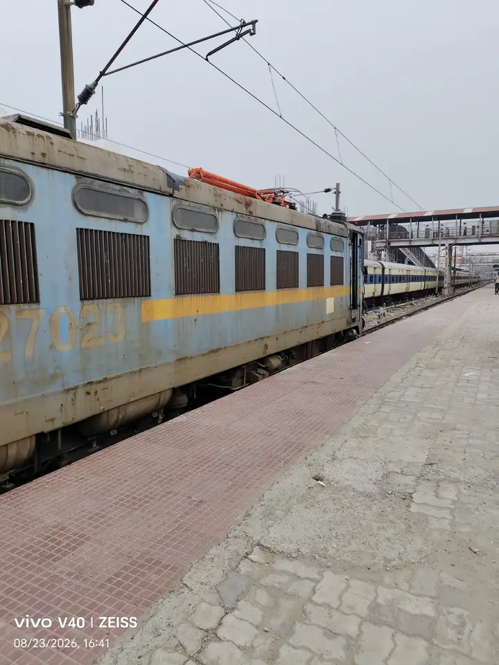 11057 Mumbai CSMT - Amritsar Express train photo 6