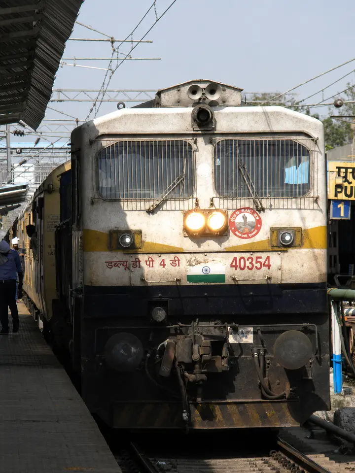 57651 Hazur Sahib Nanded - Manmad Passenger train photo 4