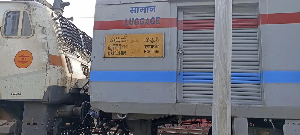 12722 Dakshin SF Express train photo 1