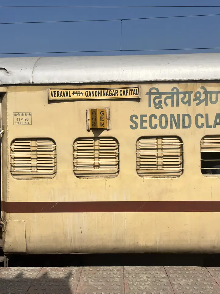 19119 Gandhinagar Capital - Veraval InterCity Express train photo 2