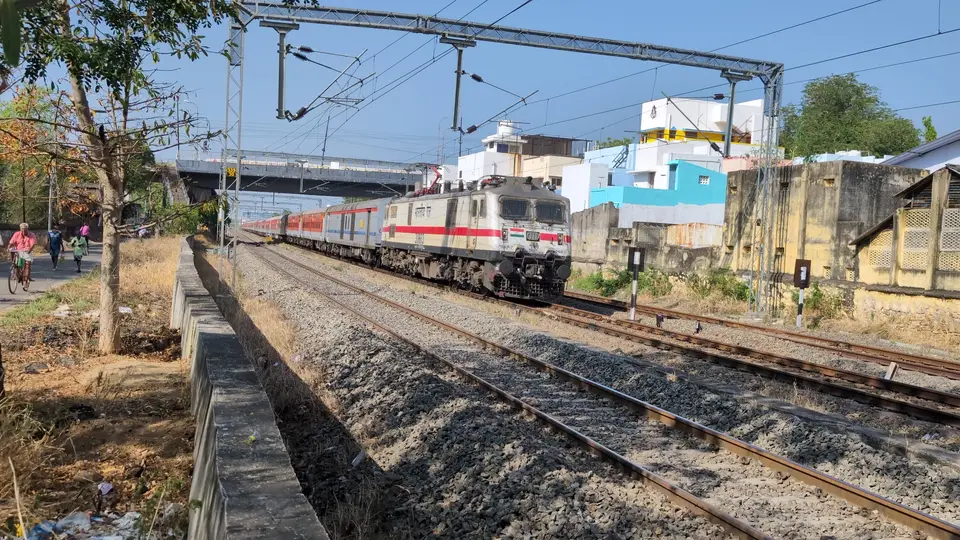 22629 Mumbai LTT - Tirunelveli SF Express (via Konkan) train photo 4