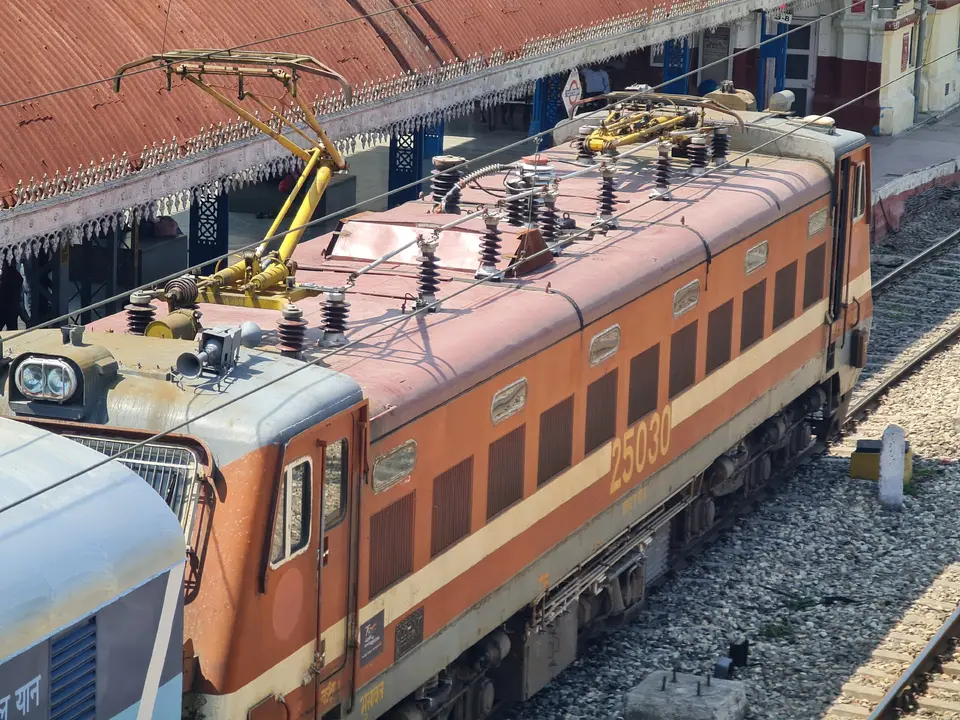 11058 Amritsar - Mumbai CSMT Express train photo 2