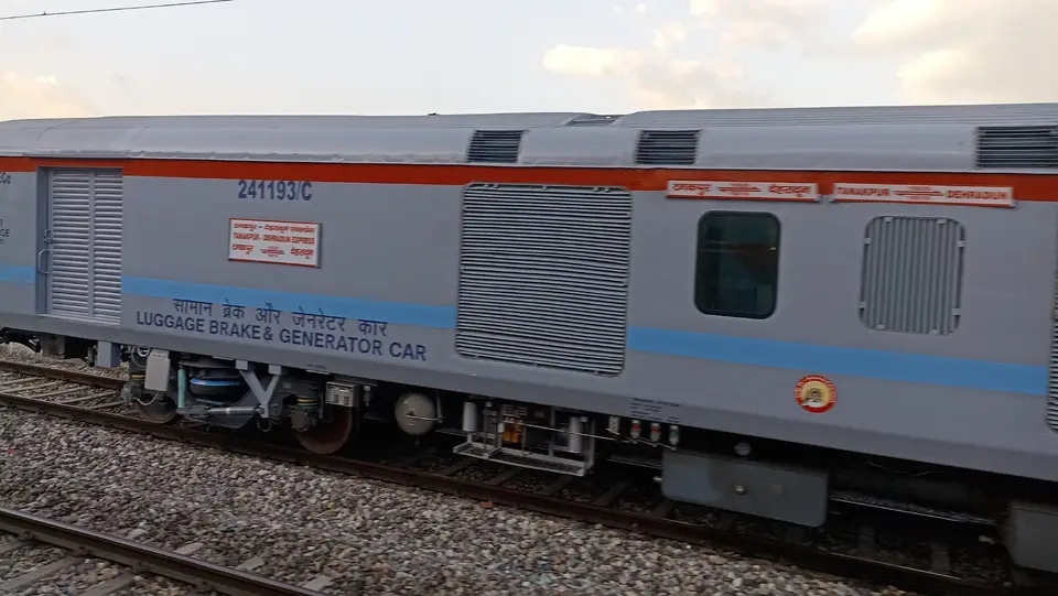 15020 Tanakpur - Dehradun Express train photo 2