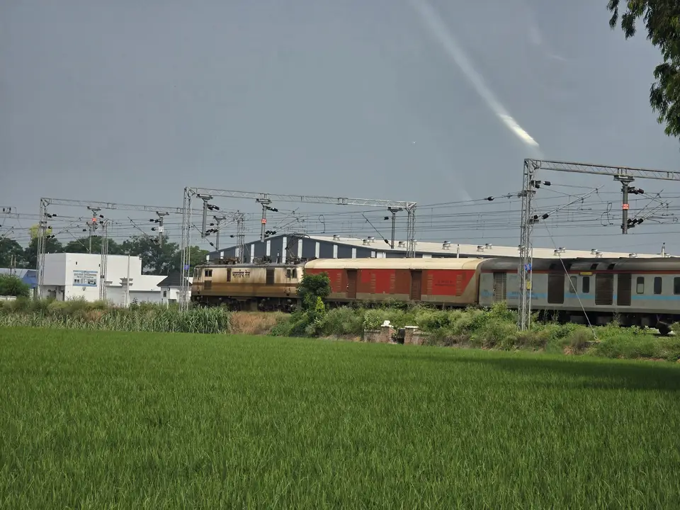 11057 Mumbai CSMT - Amritsar Express train photo 5