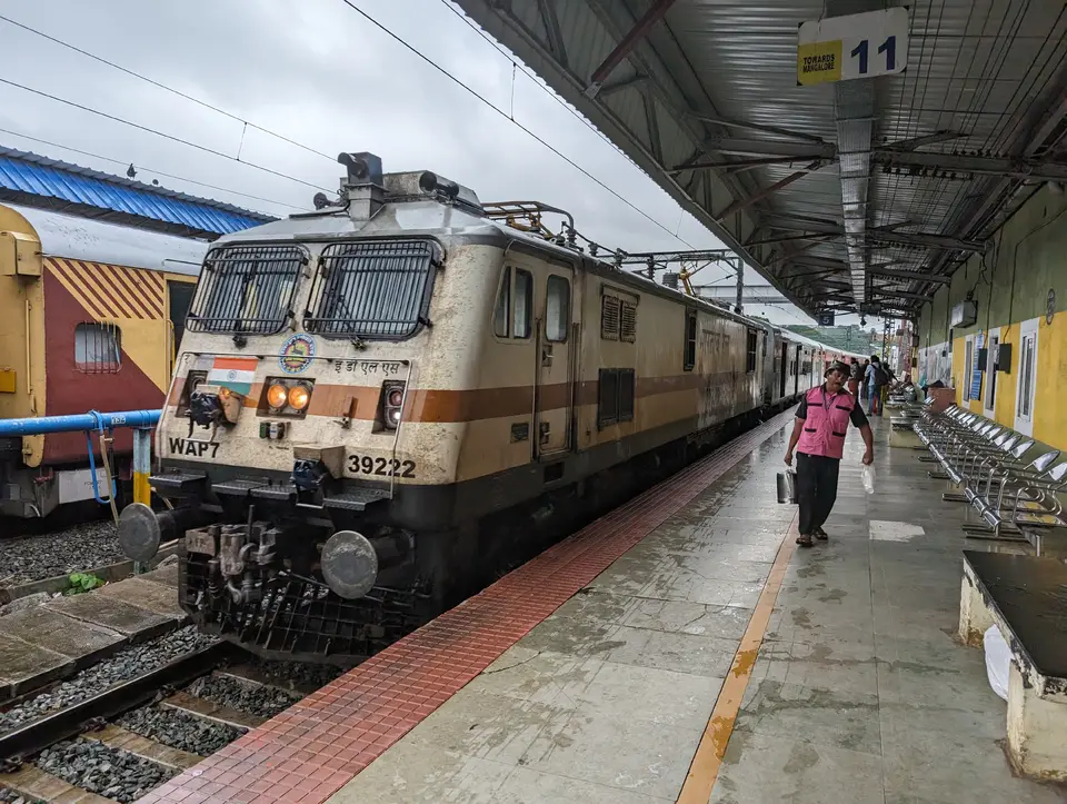 22629 Mumbai LTT - Tirunelveli SF Express (via Konkan) train photo 16