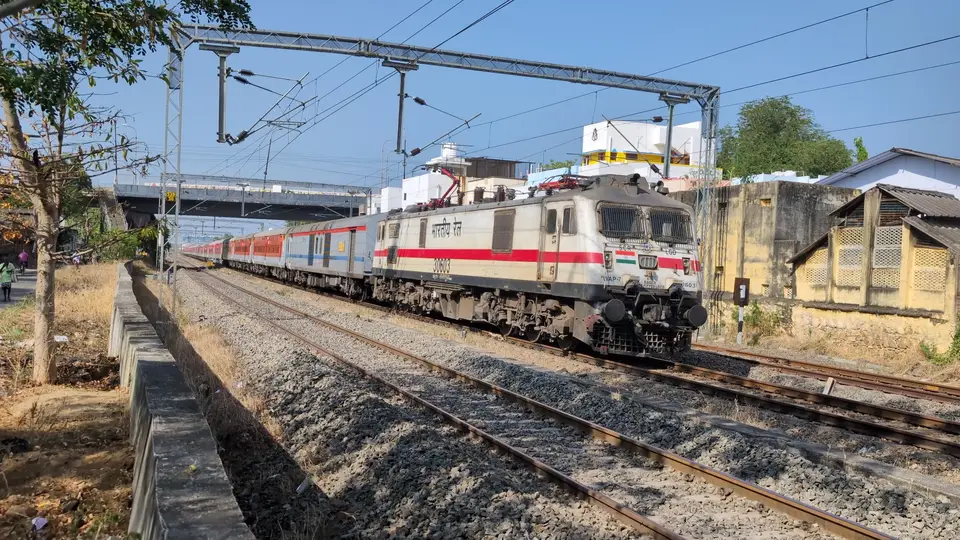 22629 Mumbai LTT - Tirunelveli SF Express (via Konkan) train photo 3