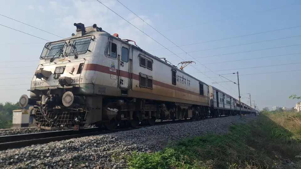 12511 Gorakhpur - Thiruvananthapuram North Rapti Sagar SF Express train photo 5