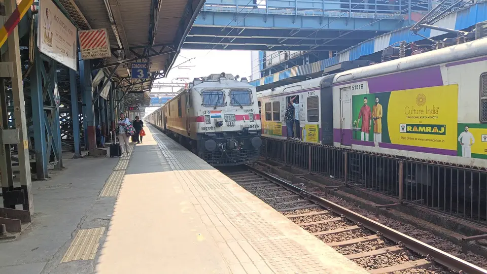 12216 Bandra Terminus - Delhi Sarai Rohilla Garib Rath Express train photo 1