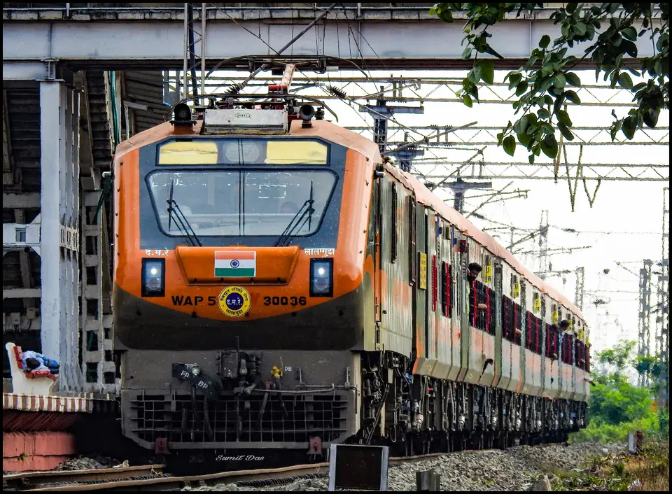 17065 Charlapalli - Shalimar Amrit Bharat Express train photo 5