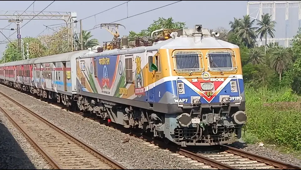 12129 Azad Hind Express train photo 5