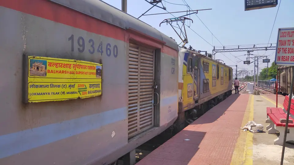 22109 Mumbai LTT - Balharshah SF Express train photo 1