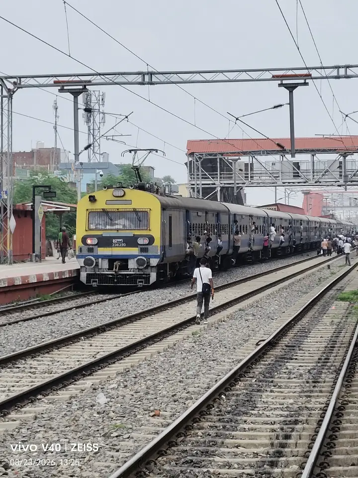 13211 Jogbani - Danapur Intercity Express train photo 2