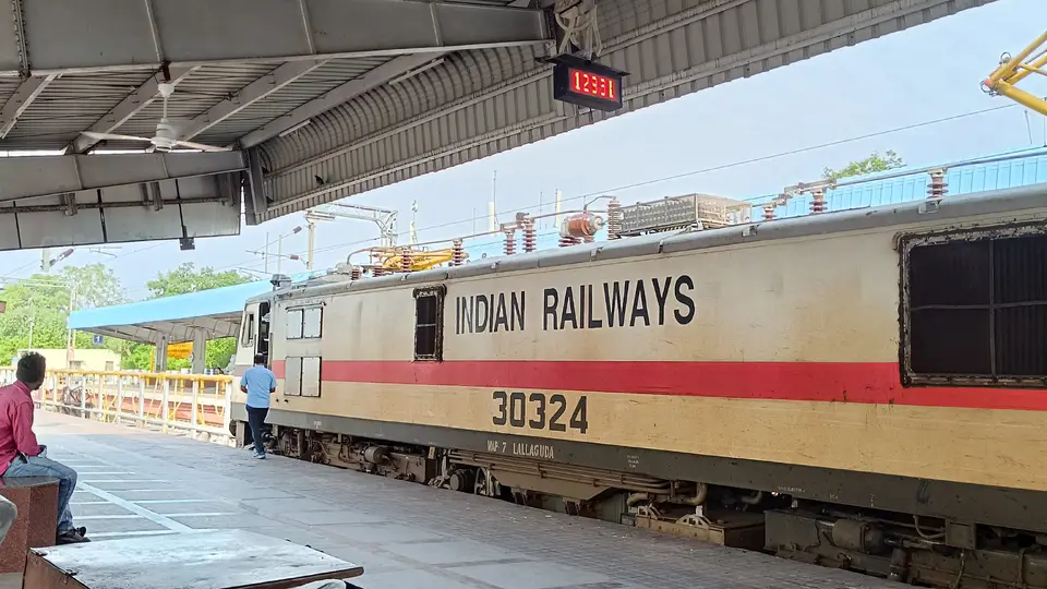 12861 Visakhapatnam - Mahbubnagar SF Express train photo 1