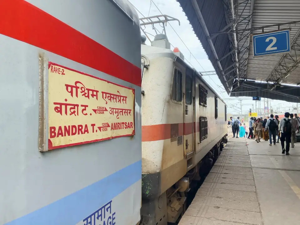 12925 Paschim SF Express train photo 6