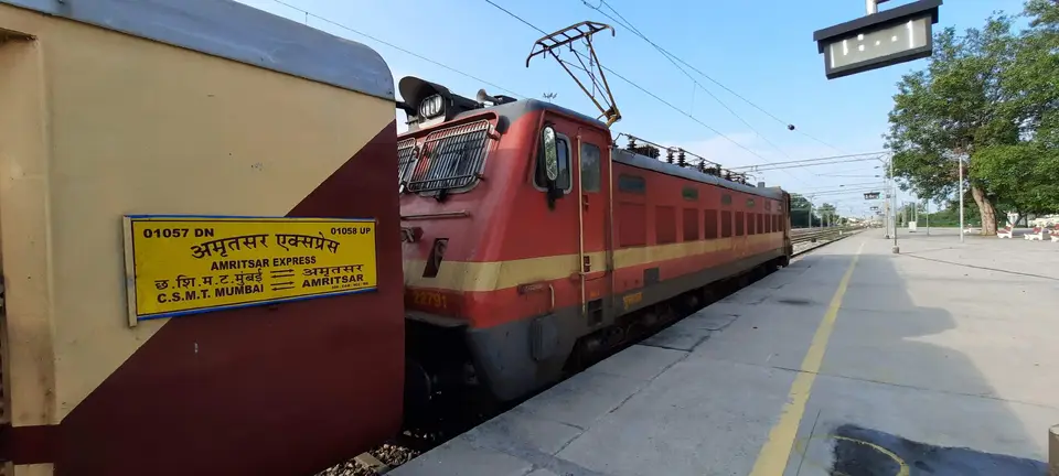 11057 Mumbai CSMT - Amritsar Express train photo 2