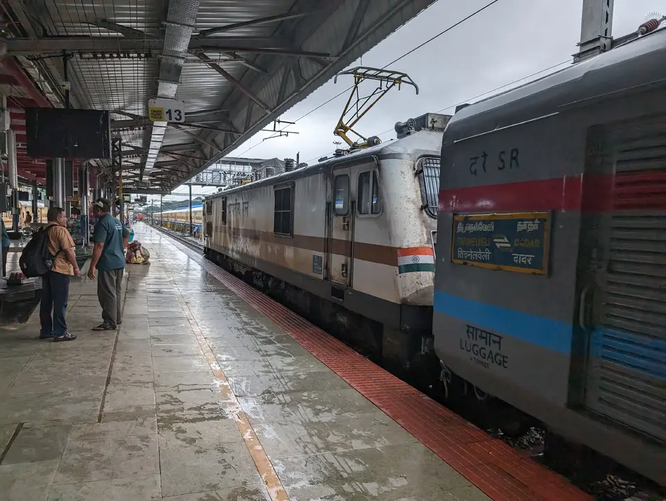 22629 Mumbai LTT - Tirunelveli SF Express (via Konkan) train photo 13