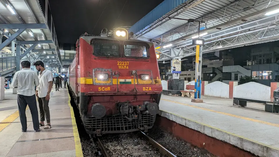 12705 Guntur - Secunderabad Intercity Superfast Express train photo 1