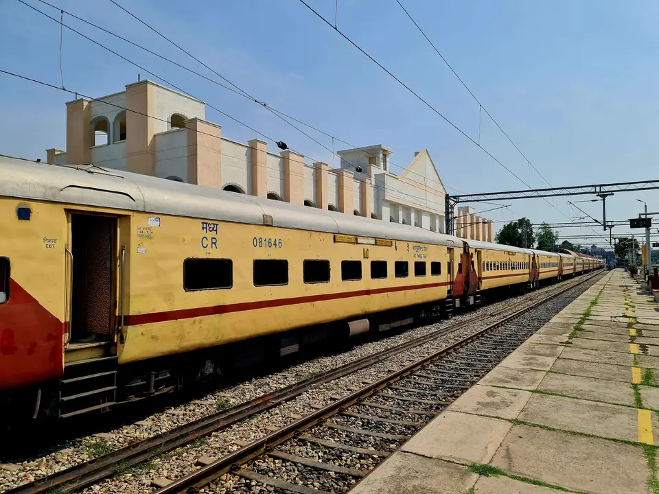 11058 Amritsar - Mumbai CSMT Express train photo 1