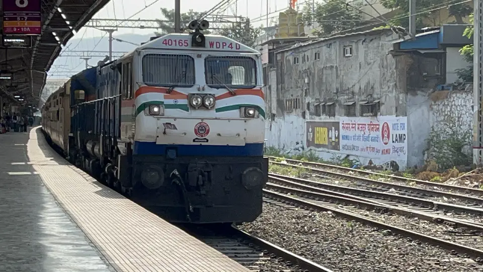 11139 Mumbai CSMT - Hosapete SF Express train photo 7